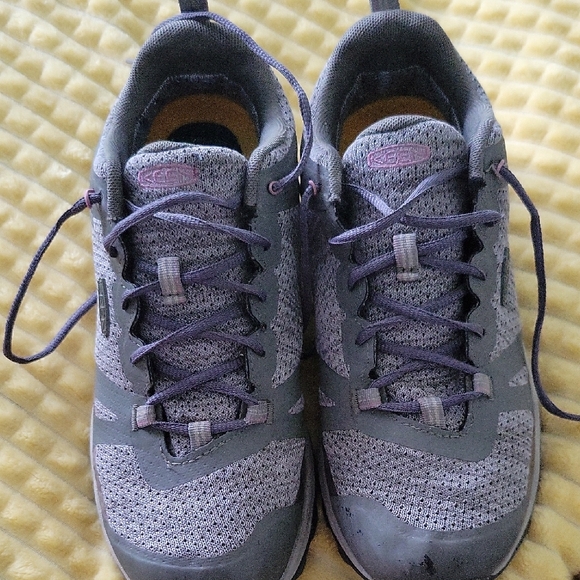 Keen Women's Gray Athletic Shoes - Picture 1 of 3